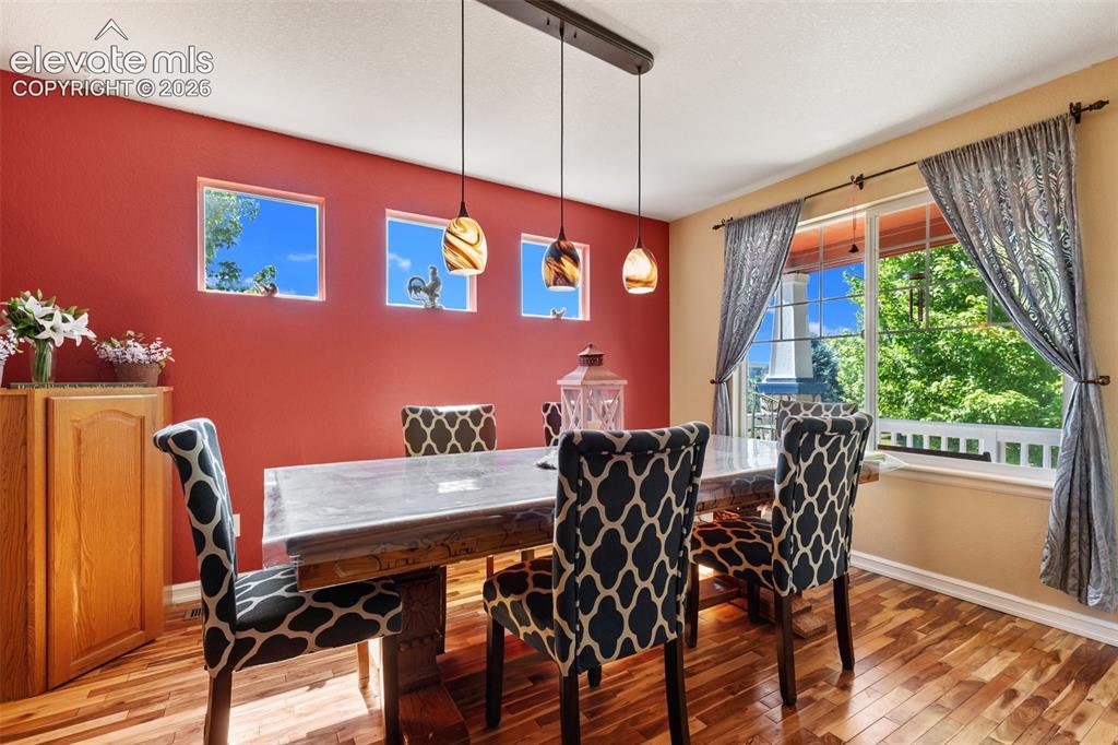 Image 39 of 42: Dining Area