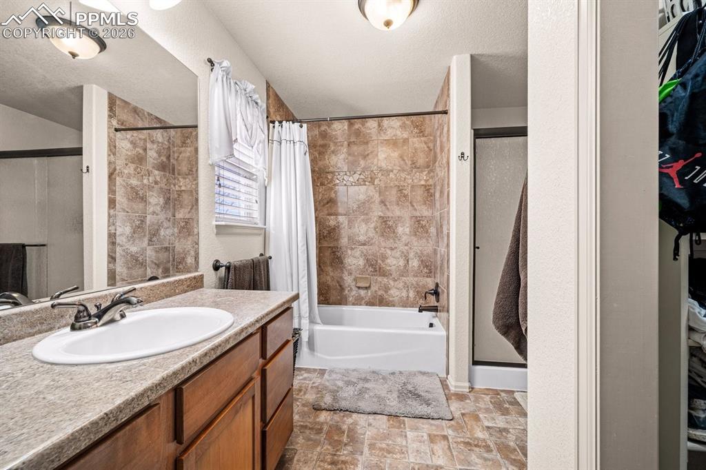 Image 18 of 24: Bathroom