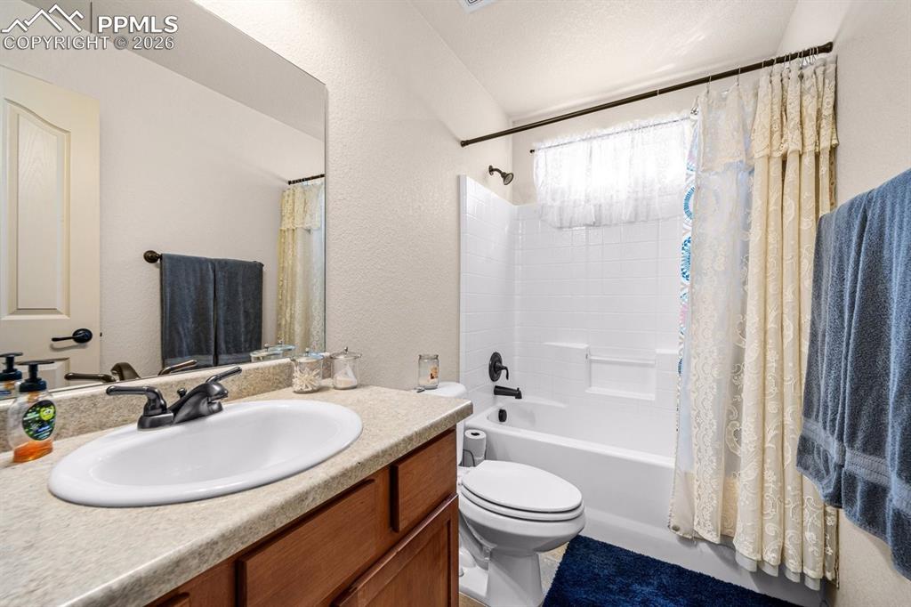 Image 7 of 24: Bathroom