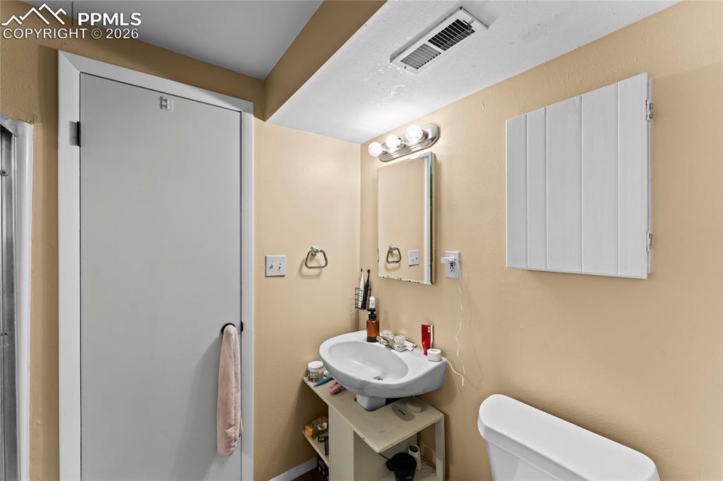 Image 20 of 42: Bathroom