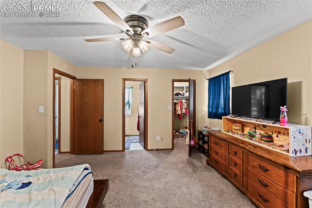 Image 29 of 42: Bedroom