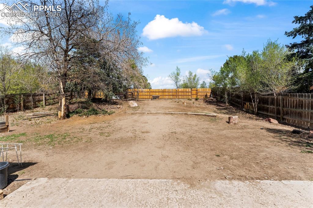 Image 32 of 42: Yard