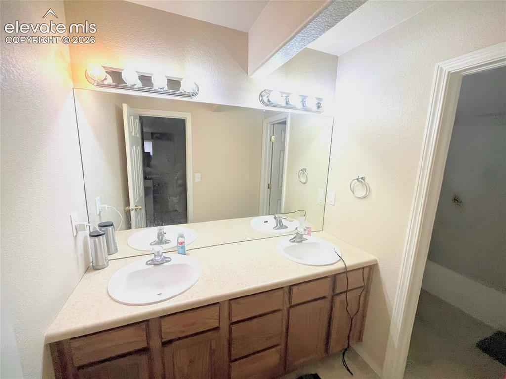 Image 12 of 27: Bathroom