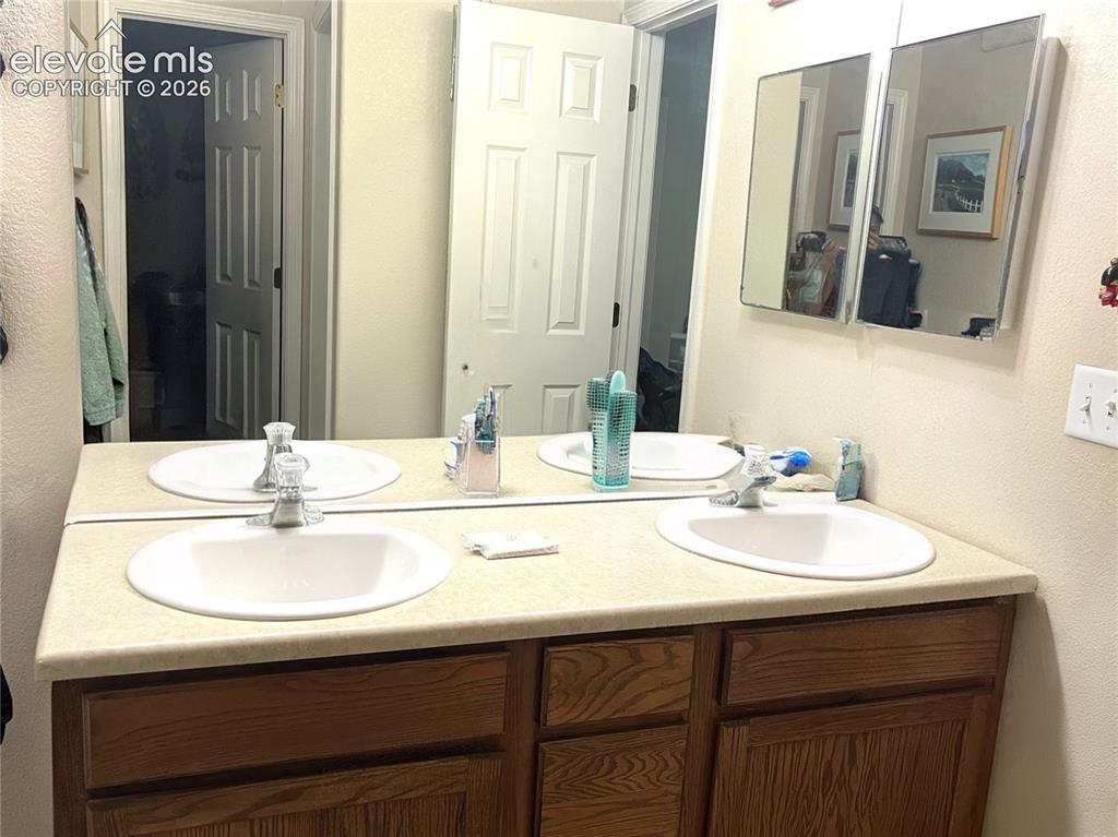 Image 16 of 27: Bathroom