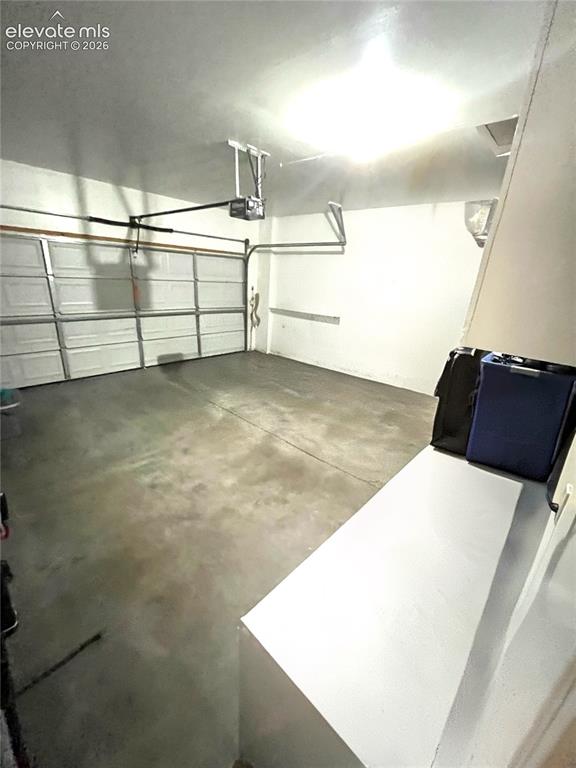 Image 17 of 27: Garage