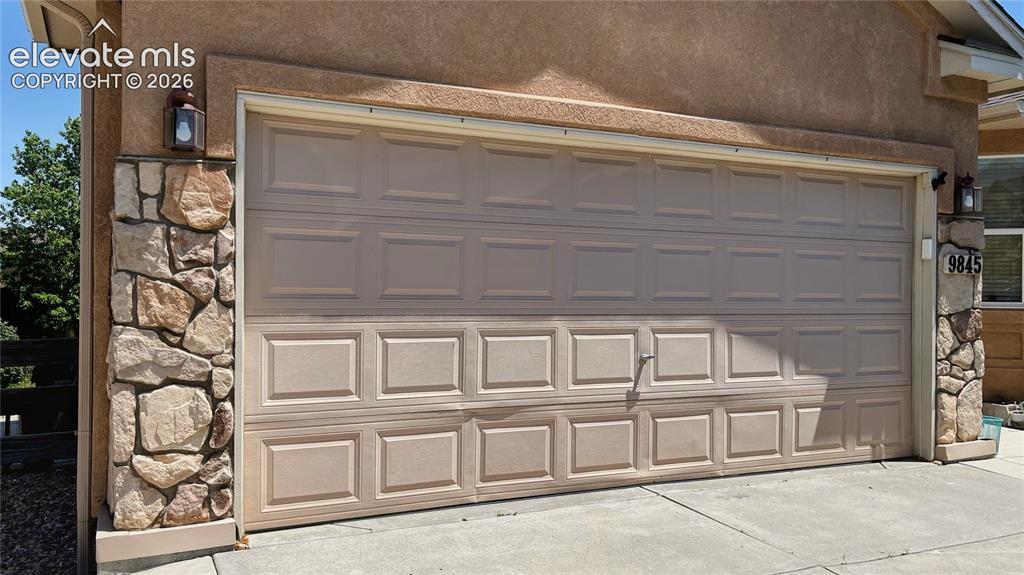 Image 2 of 27: Garage