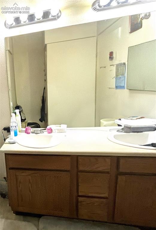 Image 21 of 27: Bathroom