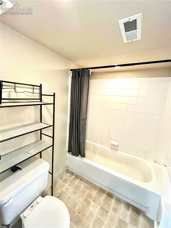 Image 22 of 27: Bathroom