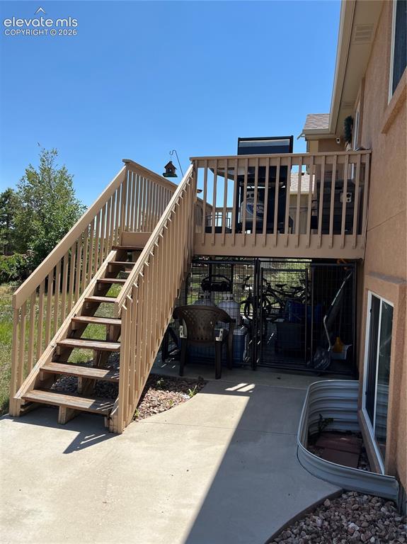 Image 25 of 27: Deck
