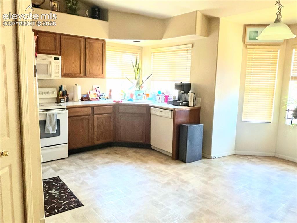 Image 4 of 27: Kitchen