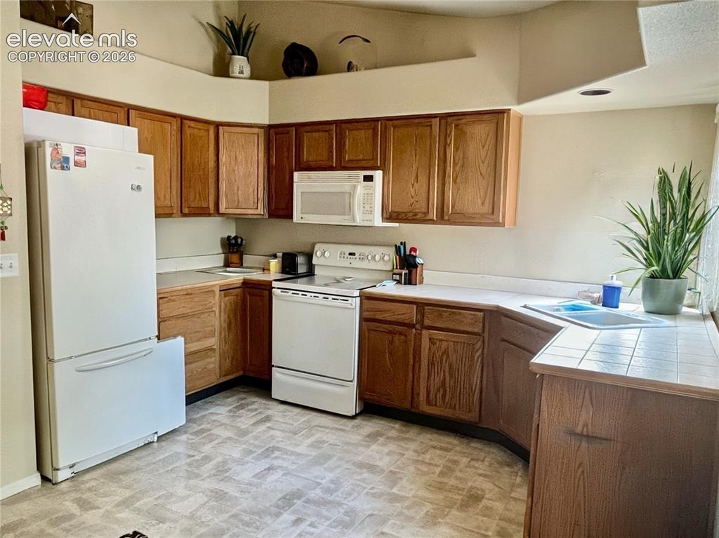Image 5 of 27: Kitchen