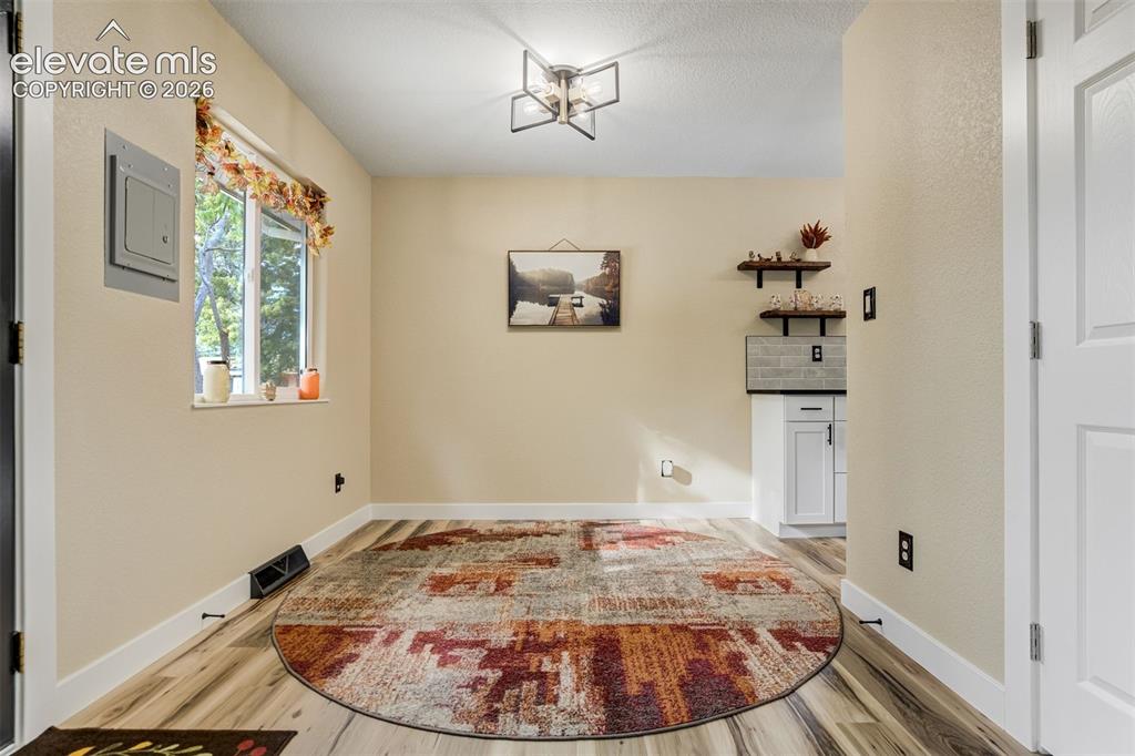 Image 13 of 50: Dining Area