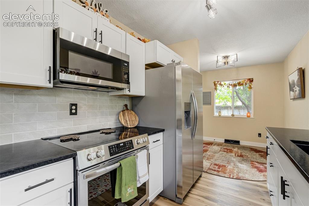 Image 15 of 50: Granite countertops in the kitchen!