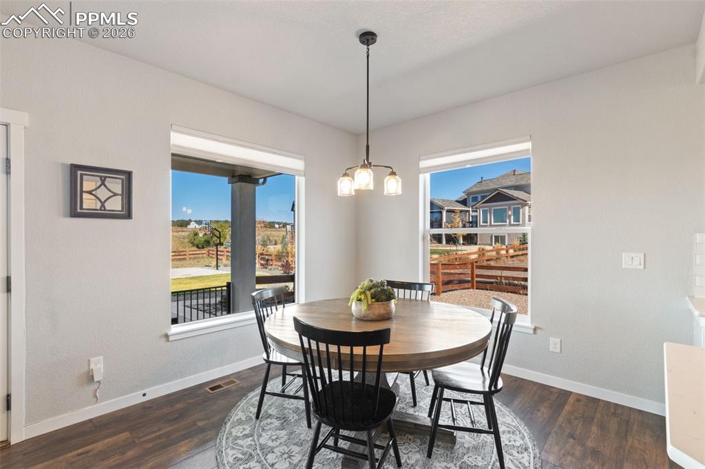 Image 10 of 50: Dining Area