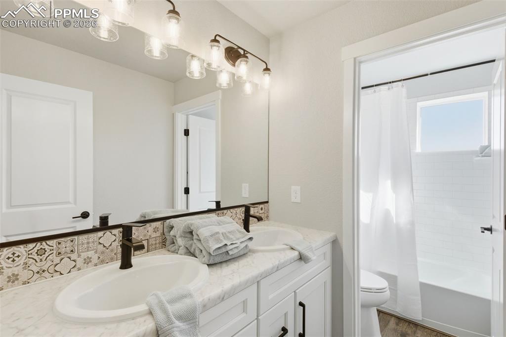 Image 26 of 50: Bathroom