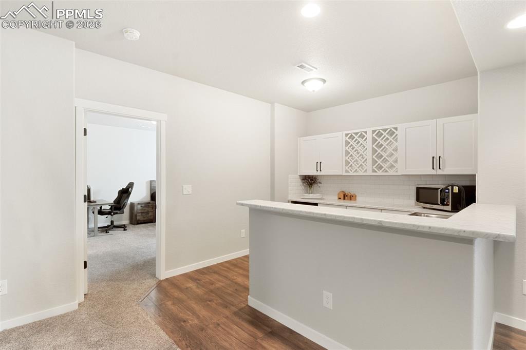 Image 30 of 50: Kitchen