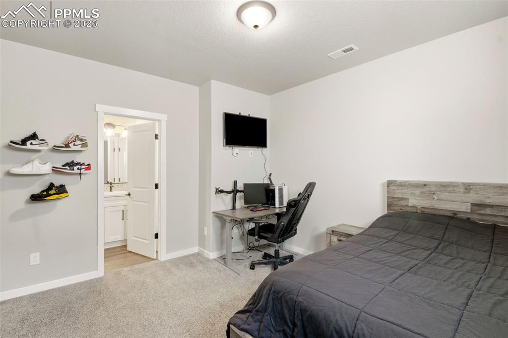 Image 33 of 50: Bedroom