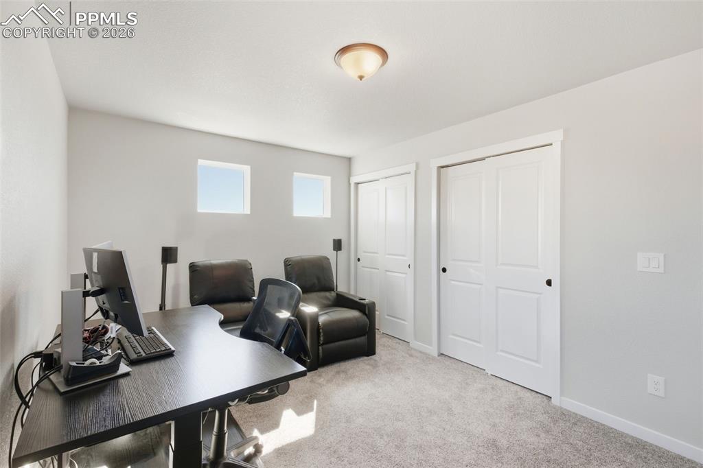 Image 36 of 50: Office