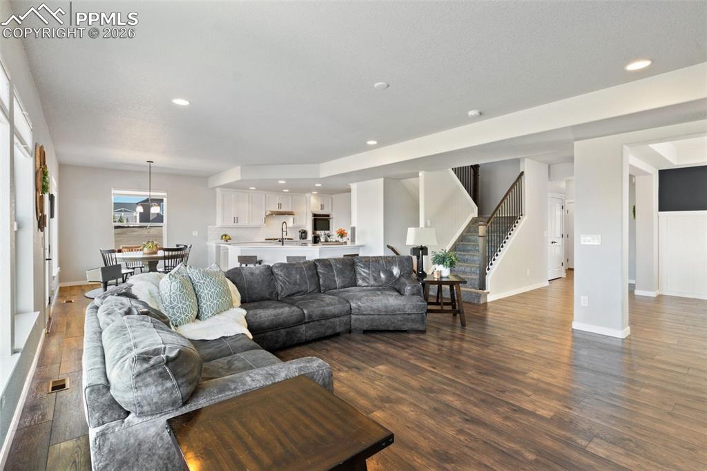 Image 8 of 50: Living Room