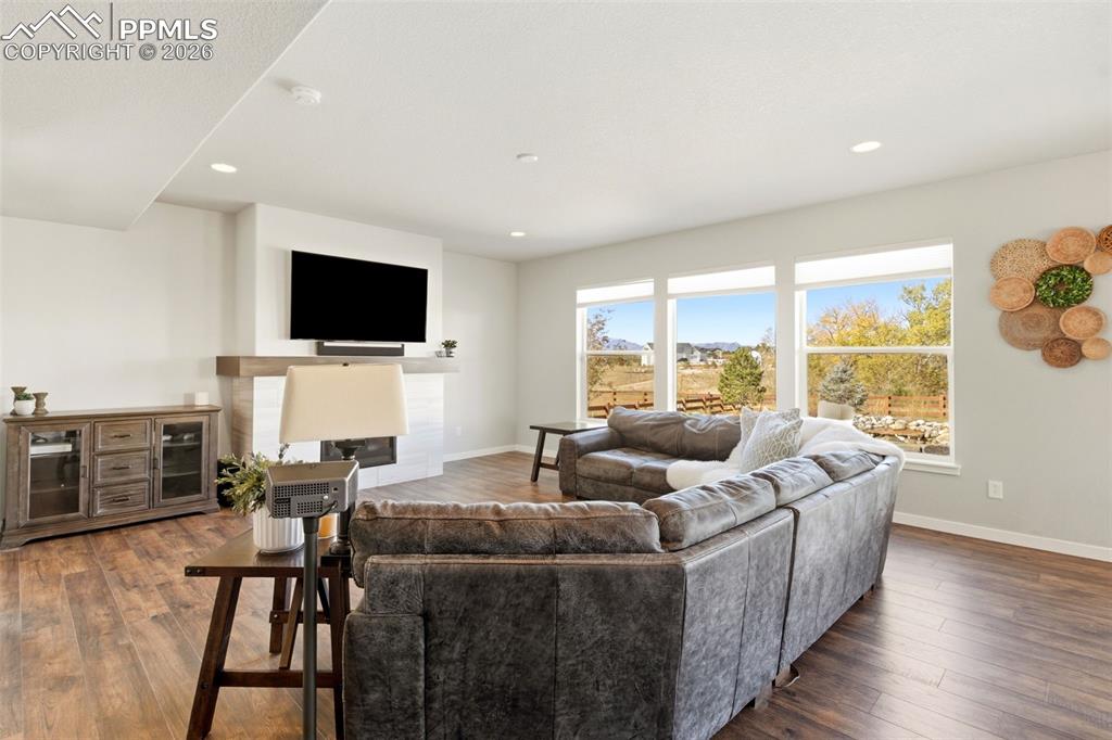 Image 9 of 50: Living Room