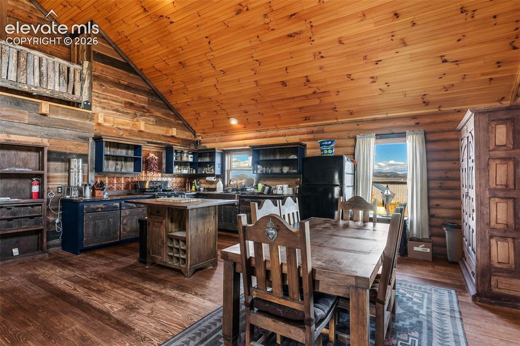 Image 10 of 42: Dining Area