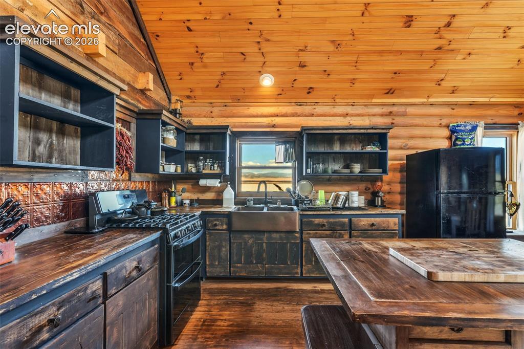 Image 12 of 42: Kitchen