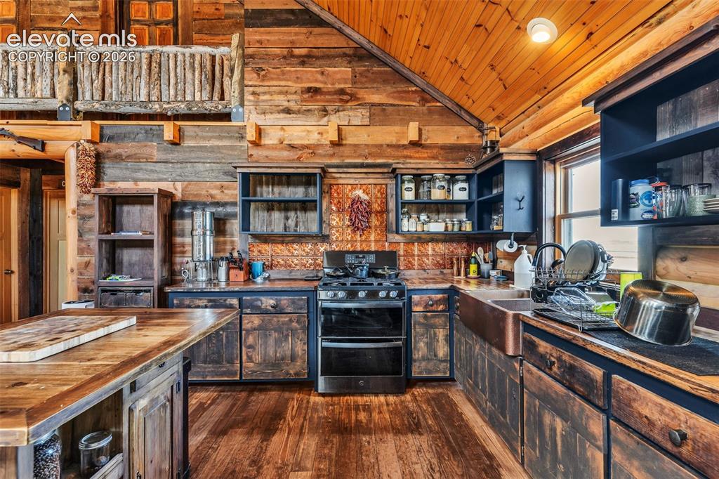 Image 13 of 42: Kitchen