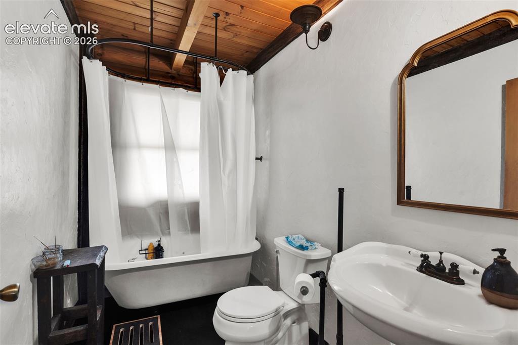 Image 18 of 42: Bathroom
