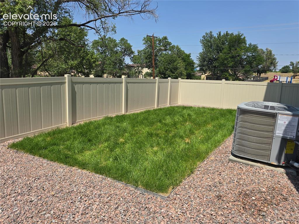 Image 2 of 30: Yard