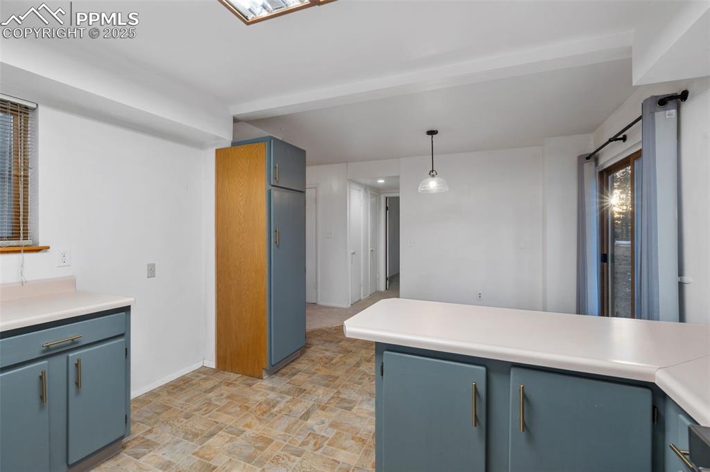 Image 10 of 50: Kitchen