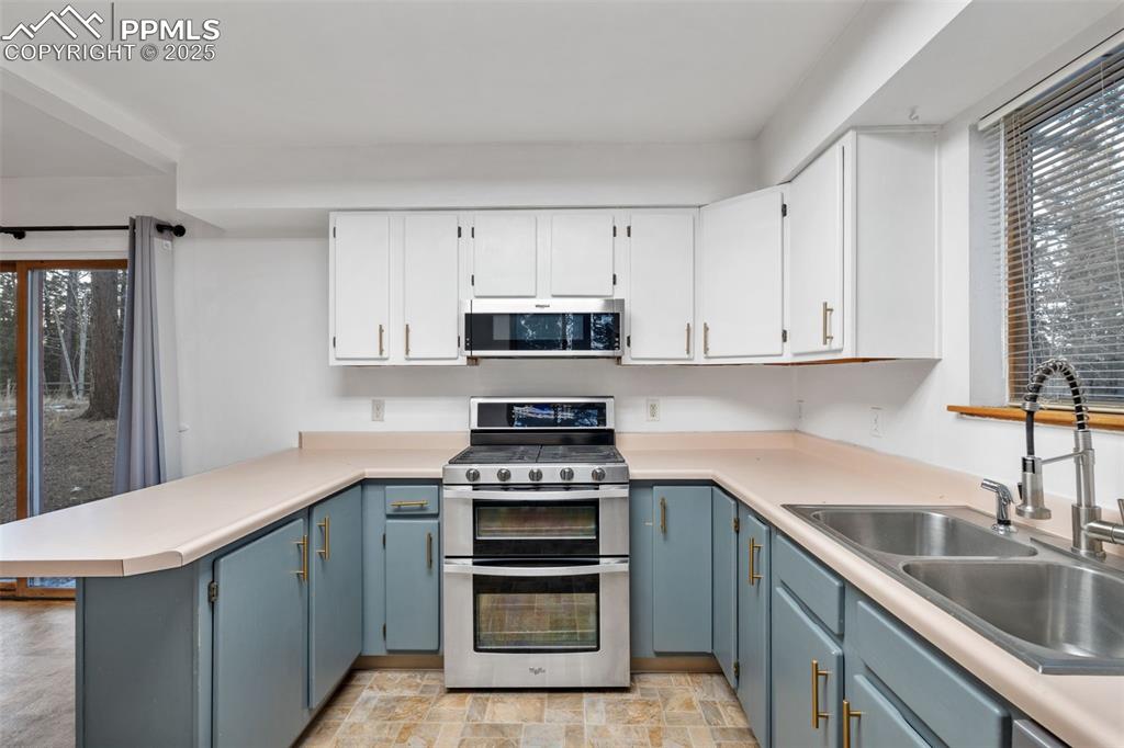 Image 11 of 50: Kitchen