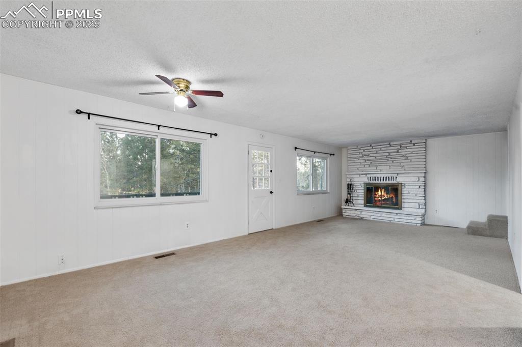 Image 14 of 50: Living Room