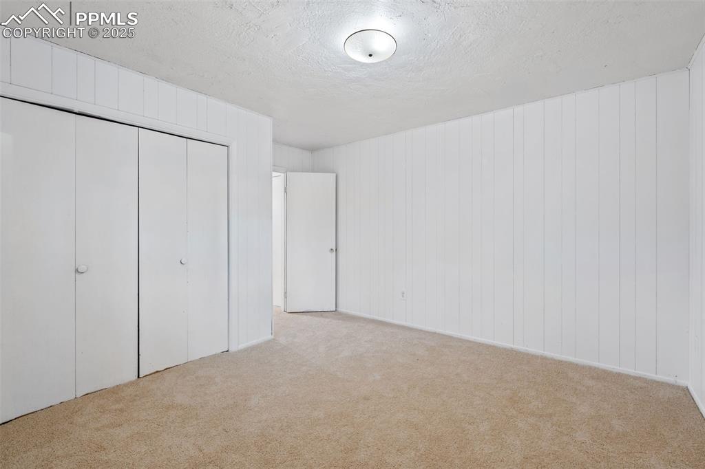 Image 18 of 50: Bedroom