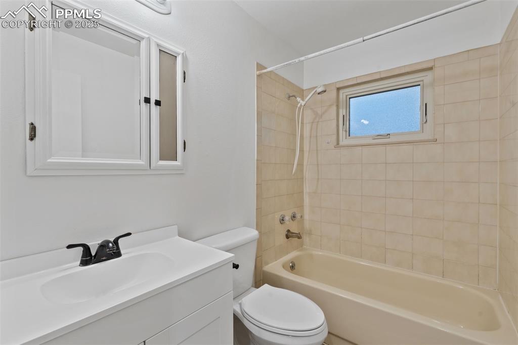 Image 19 of 50: Bathroom