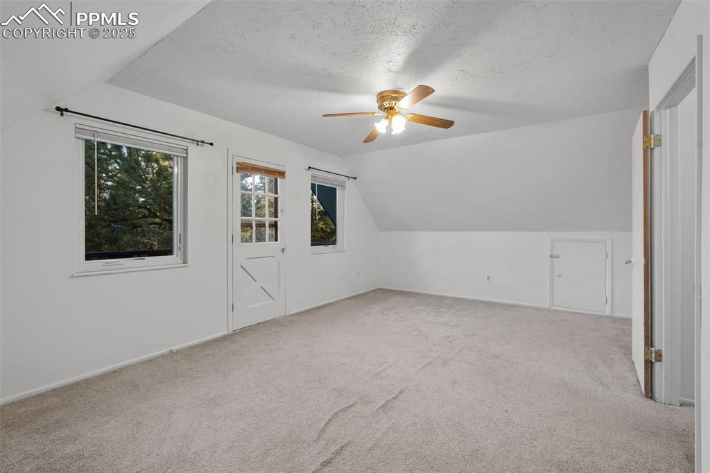 Image 22 of 50: Bedroom