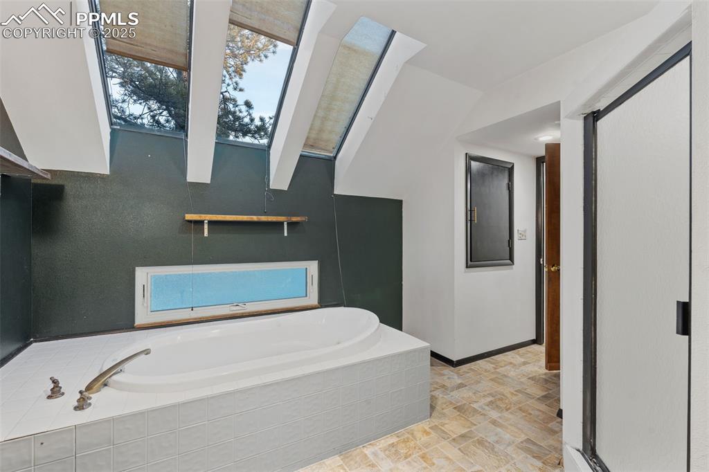 Image 25 of 50: Bathroom