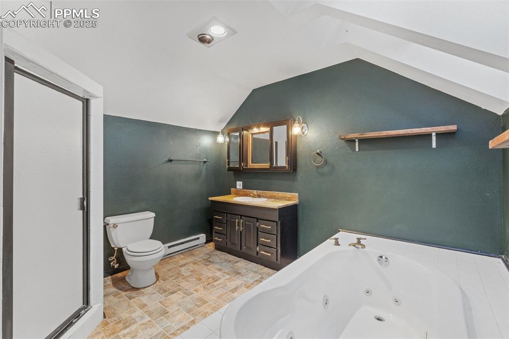 Image 26 of 50: Bathroom