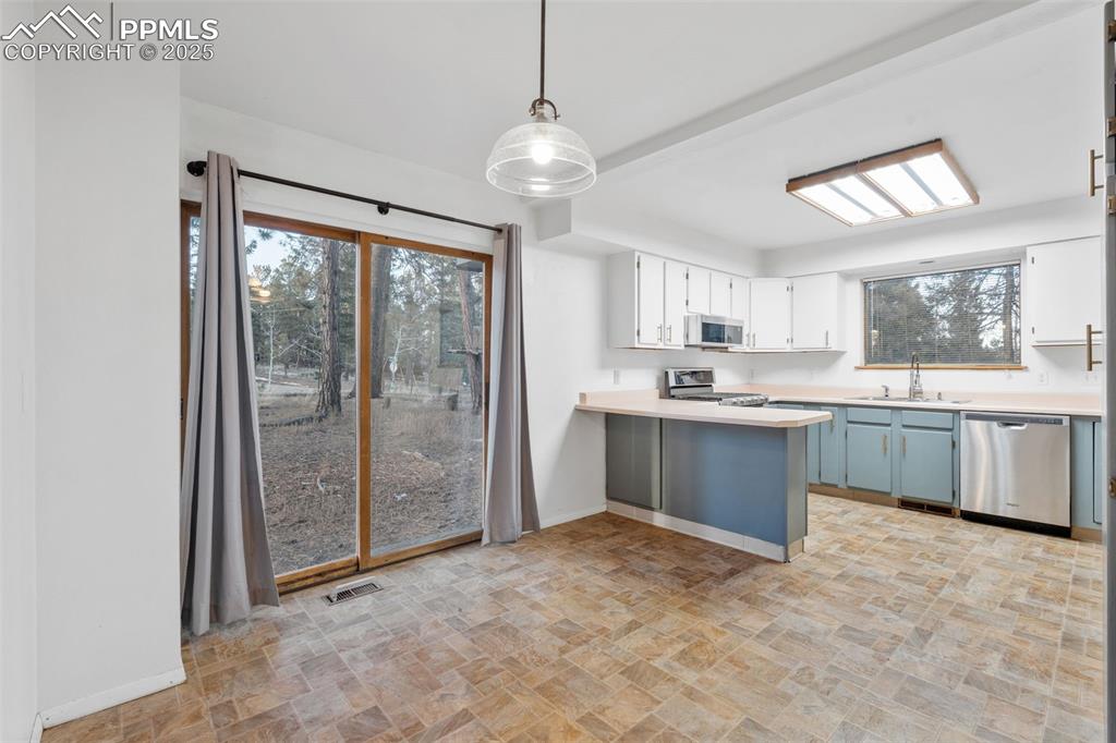 Image 3 of 50: Kitchen