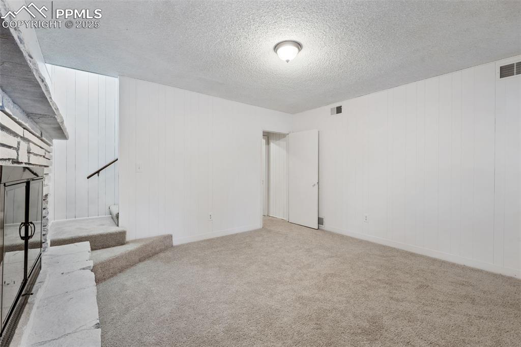 Image 32 of 50: Family Room