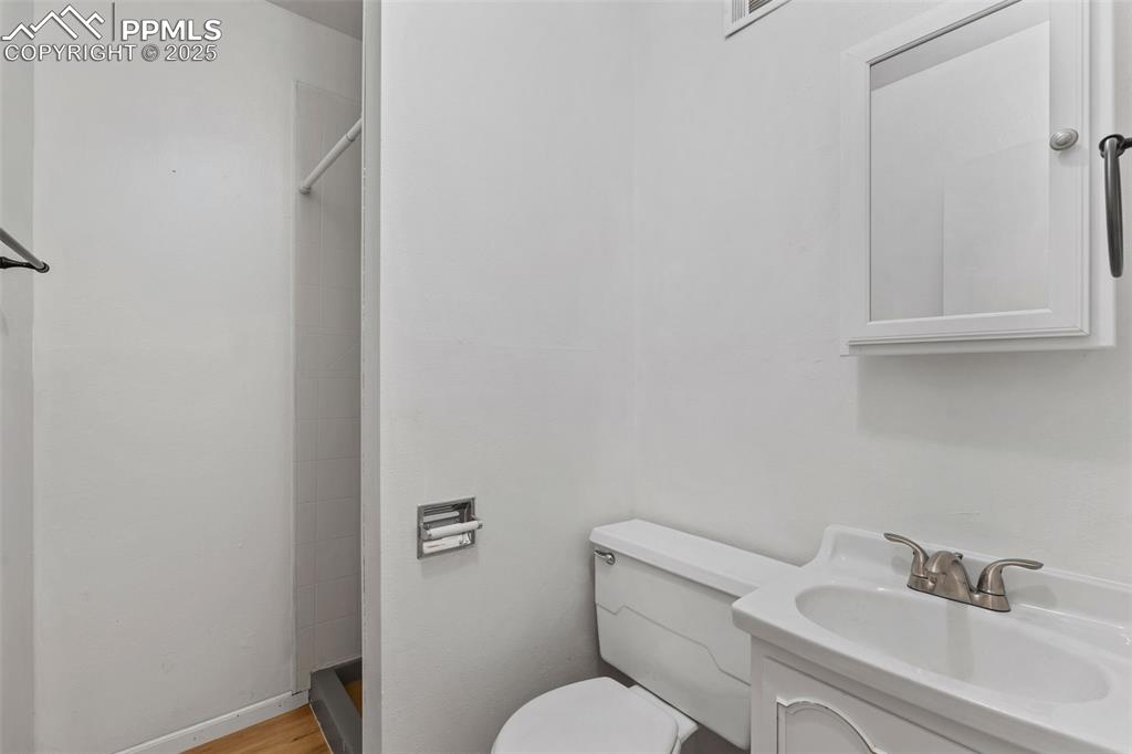 Image 33 of 50: Bathroom