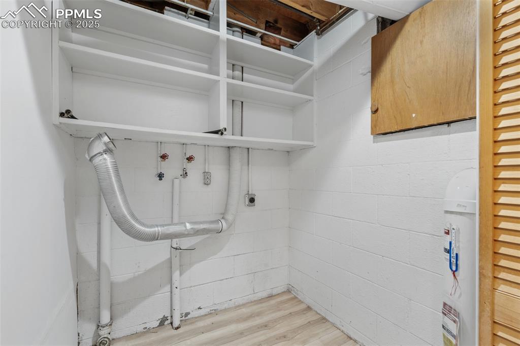 Image 37 of 50: Laundry