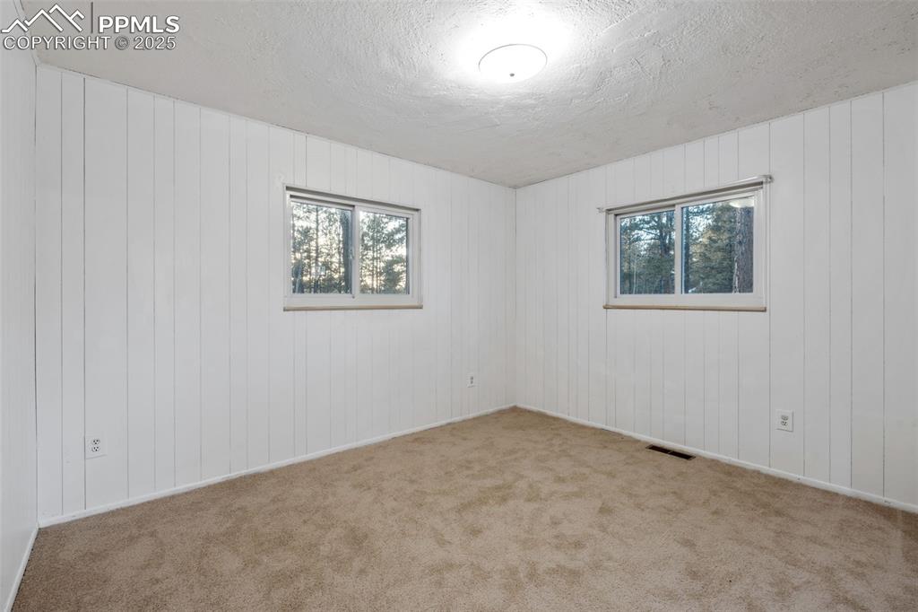 Image 5 of 50: Bedroom