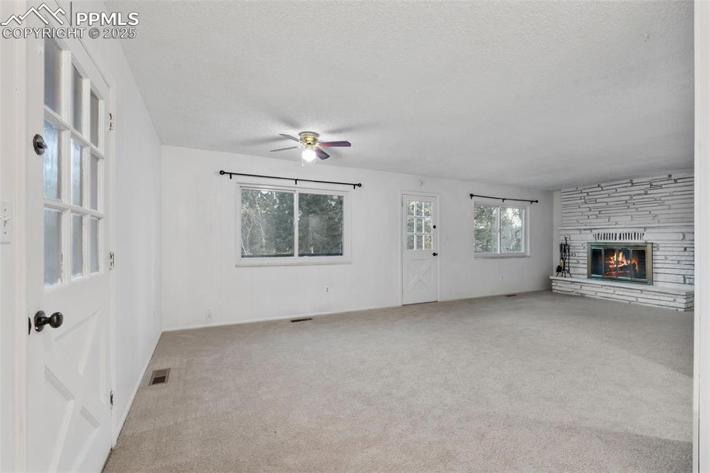 Image 6 of 50: Living Room