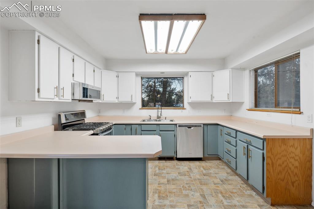 Image 7 of 50: Kitchen