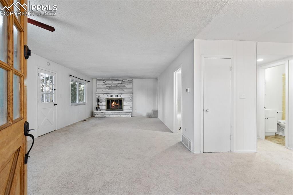 Image 8 of 50: Living Room