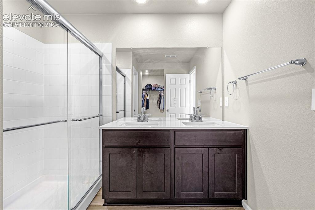 Image 20 of 42: Bathroom
