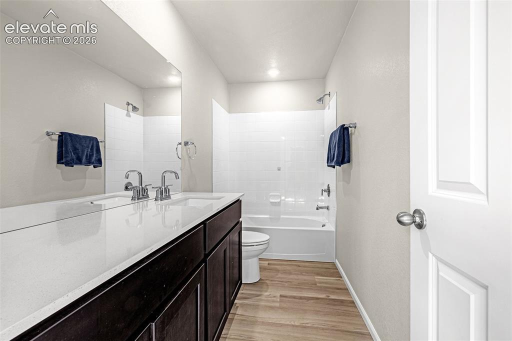 Image 24 of 42: Bathroom