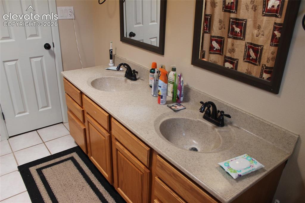 Image 11 of 19: Bathroom