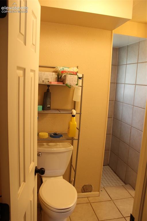 Image 16 of 19: Bathroom