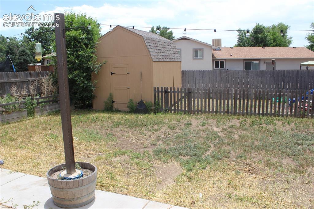 Image 17 of 19: Yard
